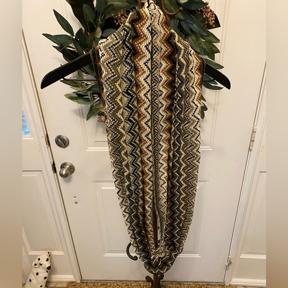 Pretty Earth Tone Colors Chevron Print Knit Infinity Scarf Lightweight - Picture 3 of 7
